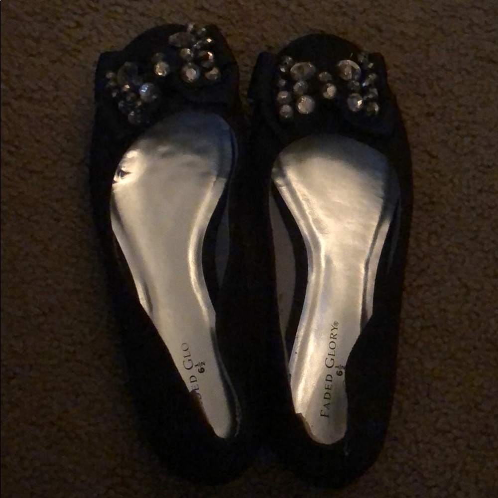 Size 6 1/2 (US) women’s flats with bow detail